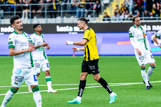 Häckens Amor Layouni jublar