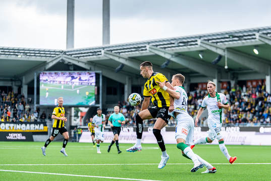 Häckens Srdjan Hrstic och Varbergs Niklas Dahlström