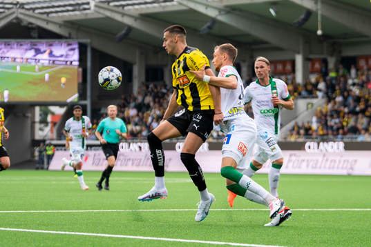 Häckens Srdjan Hrstic och Varbergs Niklas Dahlström