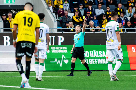 Domare Fredrik Klitte ger ett gult kort till Varbergs