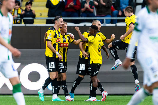 Häckens Ali Youssef jublar med lagkamrater