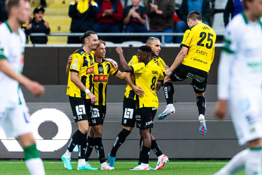 Häckens Ali Youssef jublar med lagkamrater