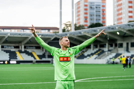 Häckens målvakt Peter Abrahamsson jublar