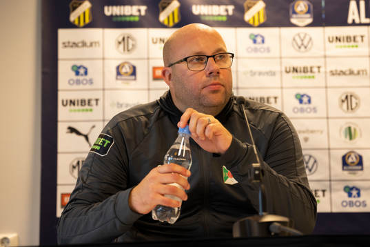 Varbergs tränare Martin Skogman  på presskonferensen