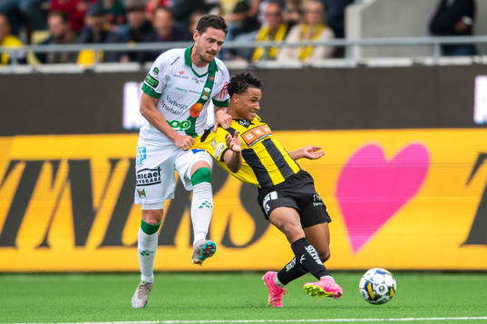 Varbergs Robin Tranberg drar ned Häckens Momodou Lamin