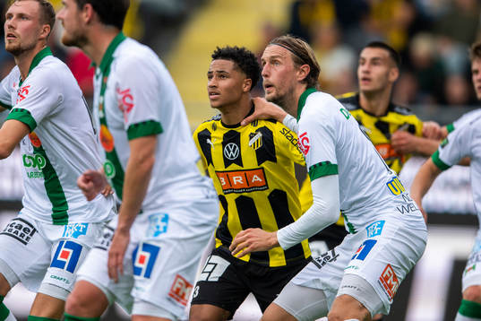 Varbergs Hampus Zackrisson har ett grepp om Häckens