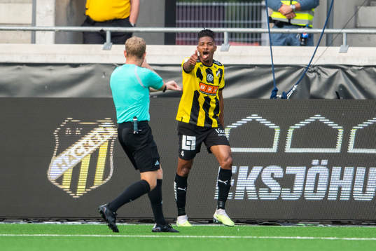 Häckens Franklin Degaulle Tebo Uchenna reagerar på Domare