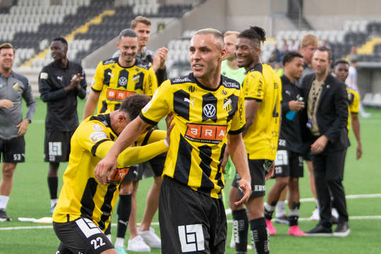 Häckens Tobias Sana knuffar fram Ali Youssef mot publiken