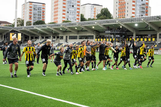Häckens spelare jublar