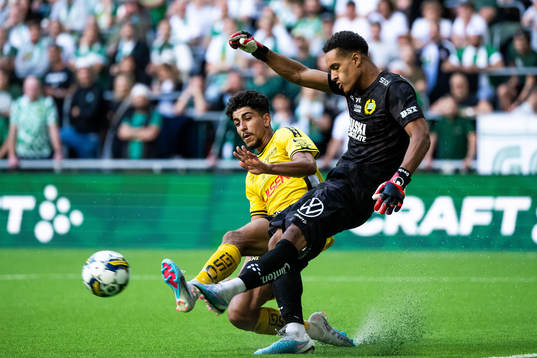 Elfsborgs Ahmed Qasem och Hammarbys målvakt Oliver Dovin