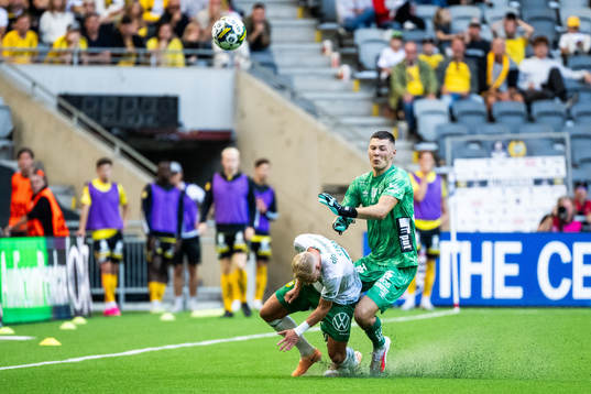 Hammarbys Simon Strand och Elfsborgs målvakt Hakon