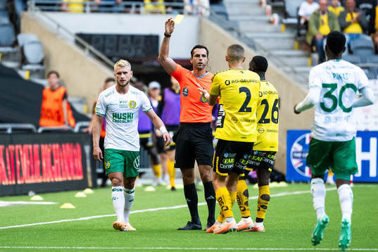 Domare Granit Maqedonci ger ett gult kort till Hammarbys
