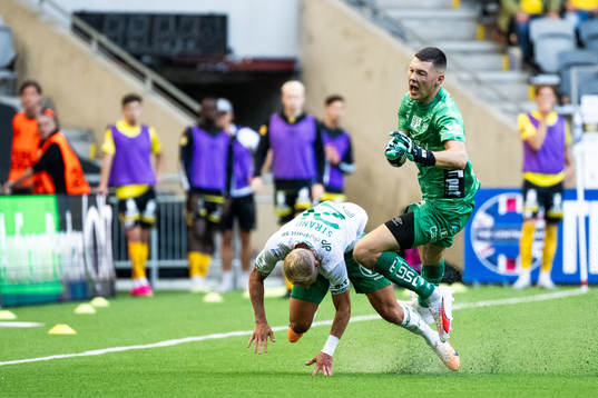 Hammarbys Simon Strand och Elfsborgs målvakt Hakon