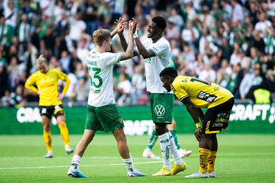 Hammarbys Nathaniel Adjei och Fredrik Hammar framför