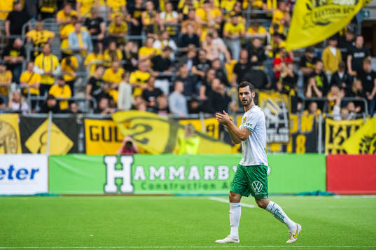 Hammarbys Adi Nalic tackar publiken