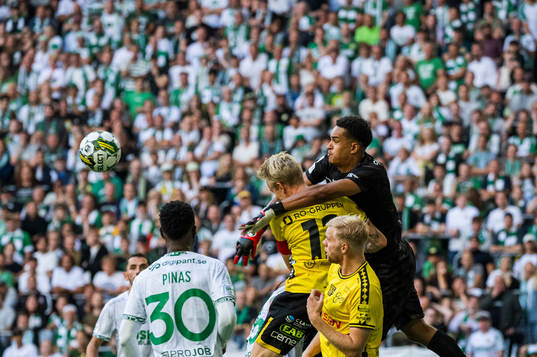 Hammarbys målvakt Oliver Dovin och Elfsborgs Johan Larsson