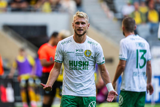 Hammarbys Simon Strand reagerar med supporterna