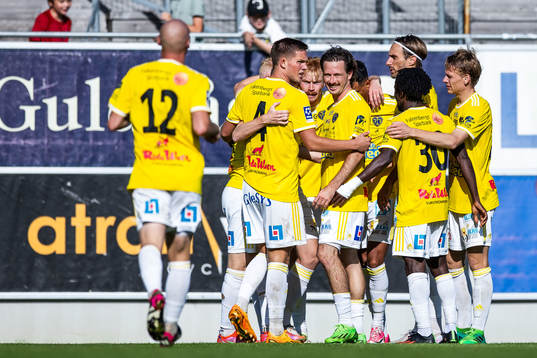 Falkenbergs Linus Borgström jublar med lagkamrater