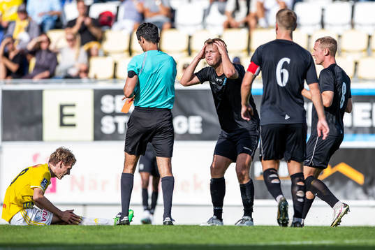 Lunds BKs Noel Hansson får ett rött kort