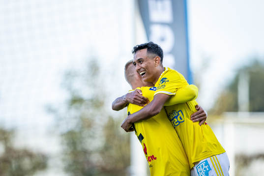 Falkenbergs Gabriel Johansson och Oliver Hintsa jublar