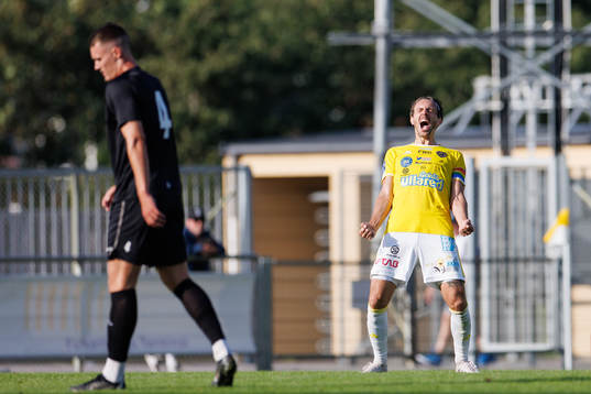 Falkenbergs Tobias Helldén jublar