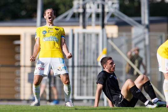 Falkenbergs Tobias Helldén jublar och Lunds BKs Rijad