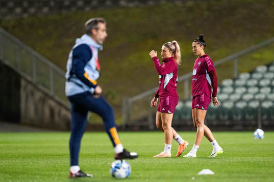 Head coach Jorge Vilda, Alexia Putellas and Jennifer
