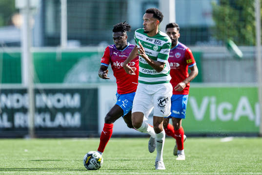 Västerås SKs Alex Douglas och Helsingborgs Benjamin Acquah