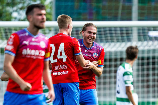 Helsingborgs Charlie Weberg jublar med lagkamrater