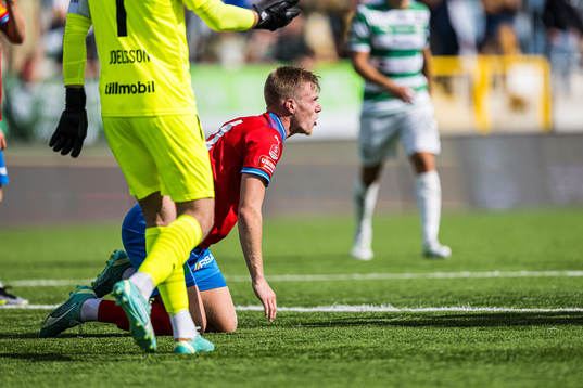 Helsingborgs Emil Hellman reagerar