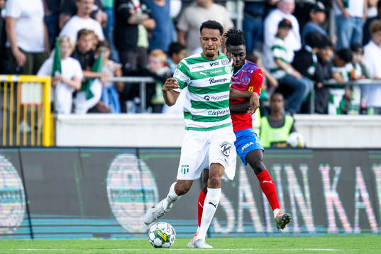Västerås SKs Alex Douglas och Helsingborgs Benjamin Acquah