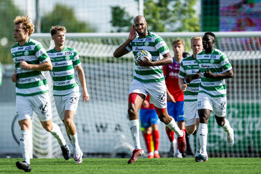Västerås SKs Jabir Abdihakim Ali jublar med lagkamrater