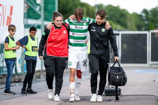 Västerås SKs Max Larsson lämnar planen skadad