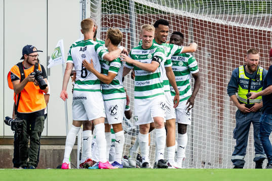 Västerås SKs Frederic Nsabiyumva jublar med lagkamrater