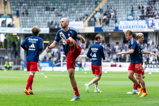 Djurgårdens Marcus Danielson värmer upp