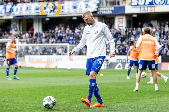IFK Göteborgs Sebastian Eriksson värmer upp