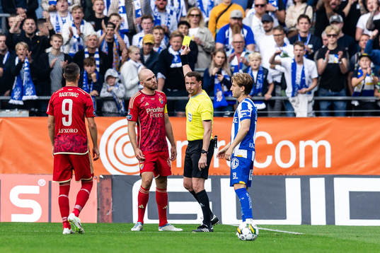 Djurgårdens Marcus Danielson får ett gult kort