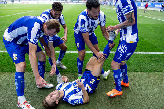 IFK Göteborgs Arbnor Mucolli har ont och jublar med