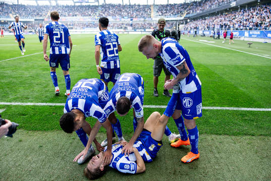 IFK Göteborgs Arbnor Mucolli har ont och jublar med
