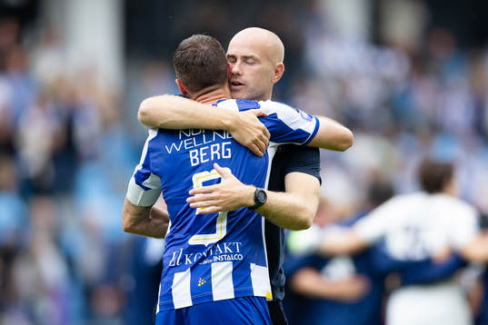 IFK Göteborgs Marcus Berg kramas om av tränare Jens