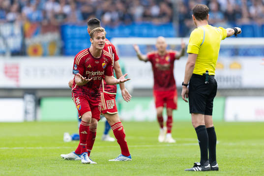Djurgårdens Hampus Finndell reagerar på domare Andreas