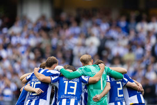 IFK Göteborgs spelare samlade innan andra halvleken av