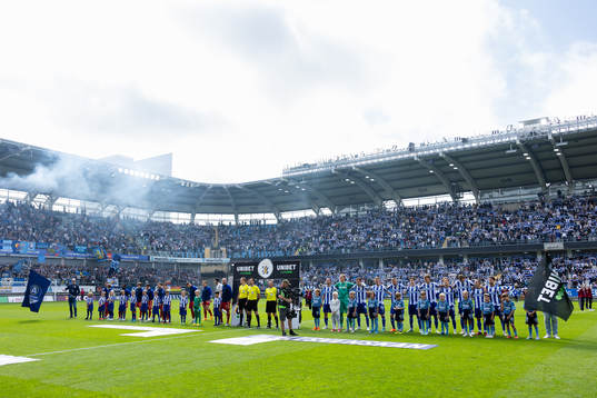 Spelarna på line up innan fotbollsmatchen i Allsvenskan