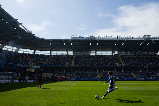 IFK Göteborgs Arbnor Mucolli slår en frispark
