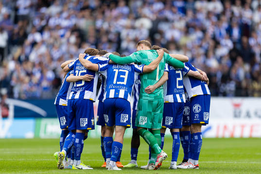 IFK Göteborgs spelare samlade innan andra halvleken av