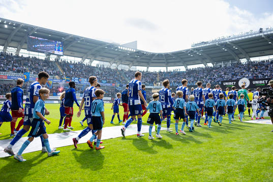 Spelarna på väg in för line up innan fotbollsmatchen i