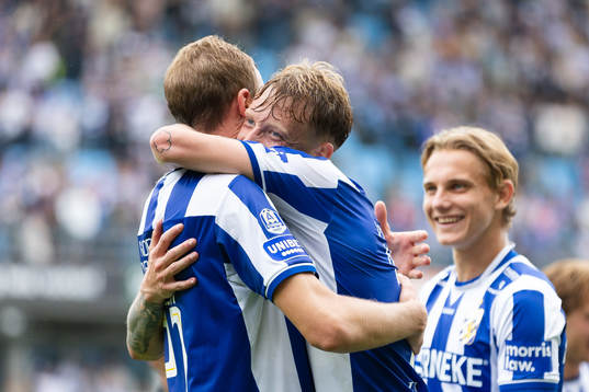 IFK Göteborgs Adam Carlén och Sebastian Hausner kramar om