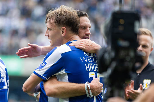 IFK Göteborgs Gustav Svensson och Sebastian Hausner kramar