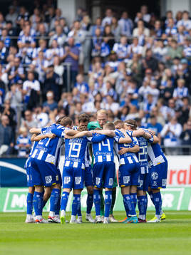 IFK Göteborgs spelare samlade innan  fotbollsmatchen i