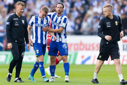 IFK Göteborgs Sebastian Ohlsson kramas om av Gustav